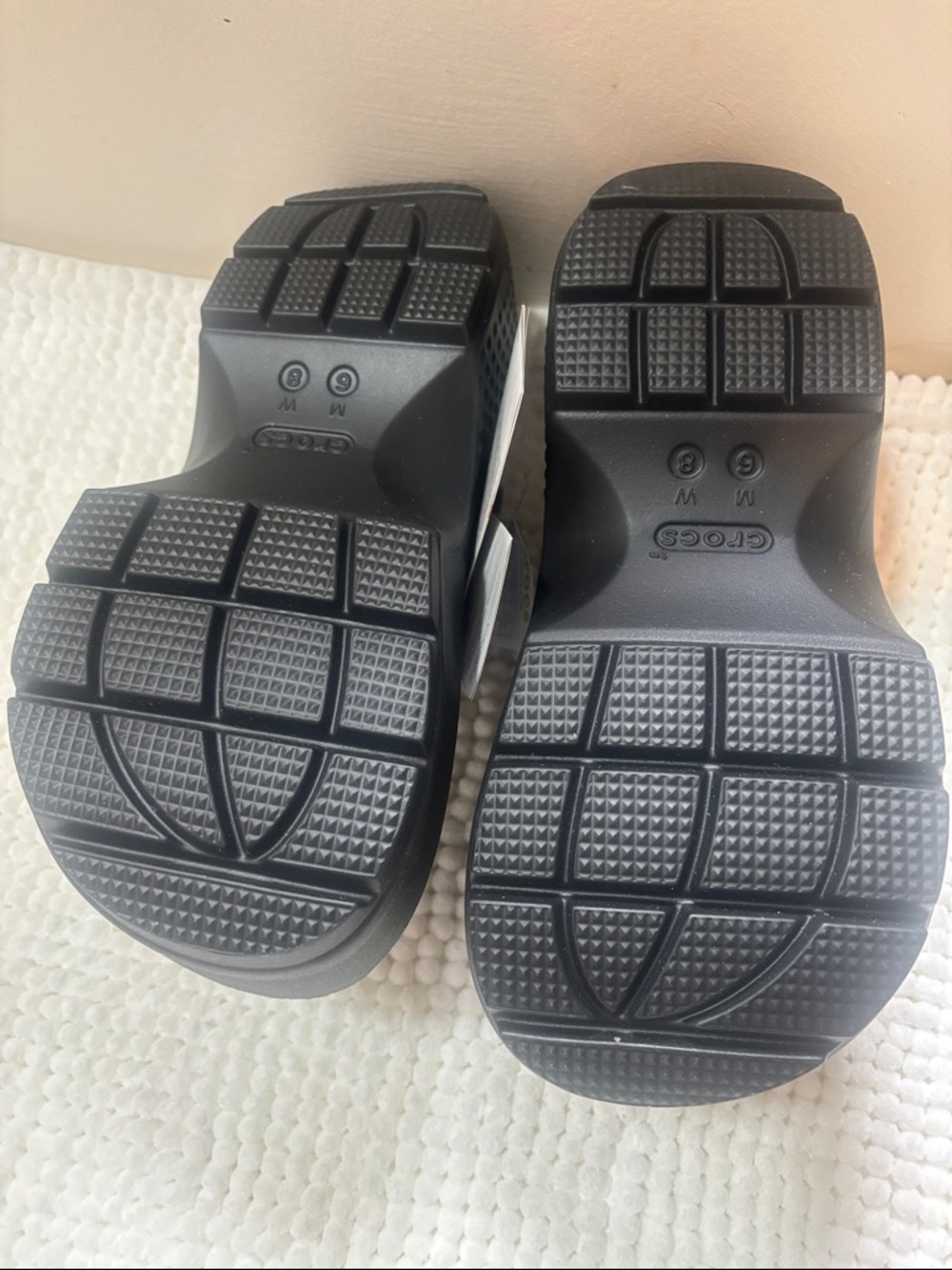 CROCS Stomp Clogs - Picture 4 of 5